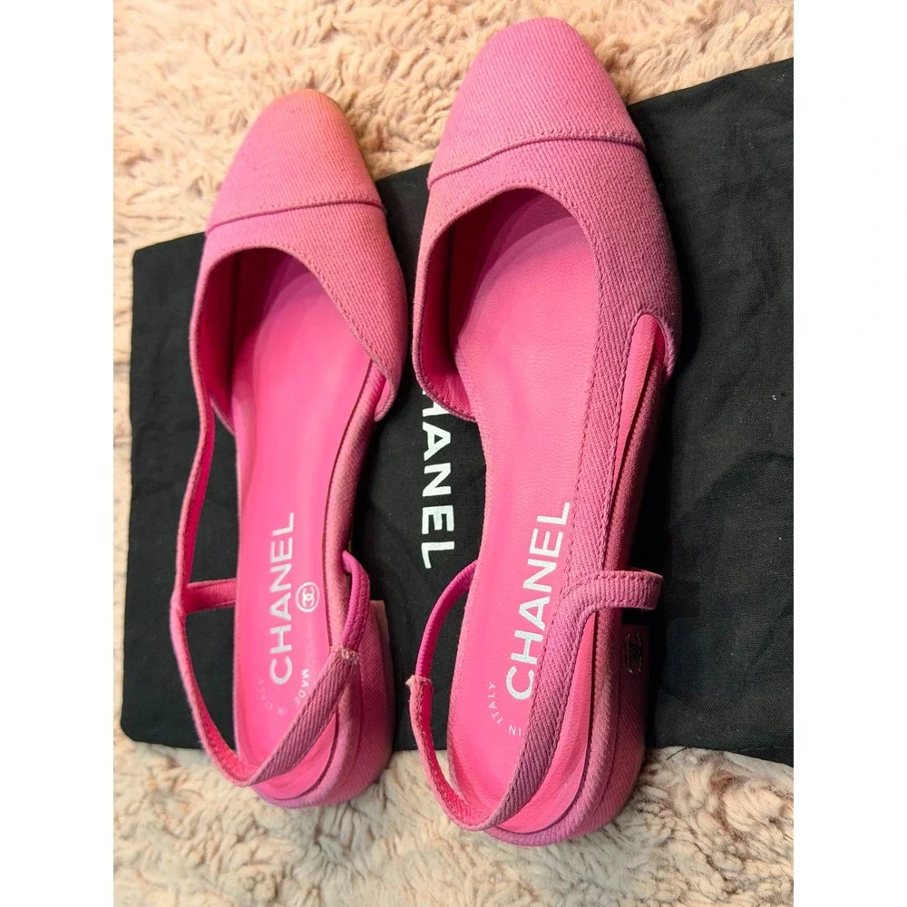 CHANEL vibrant model ballet